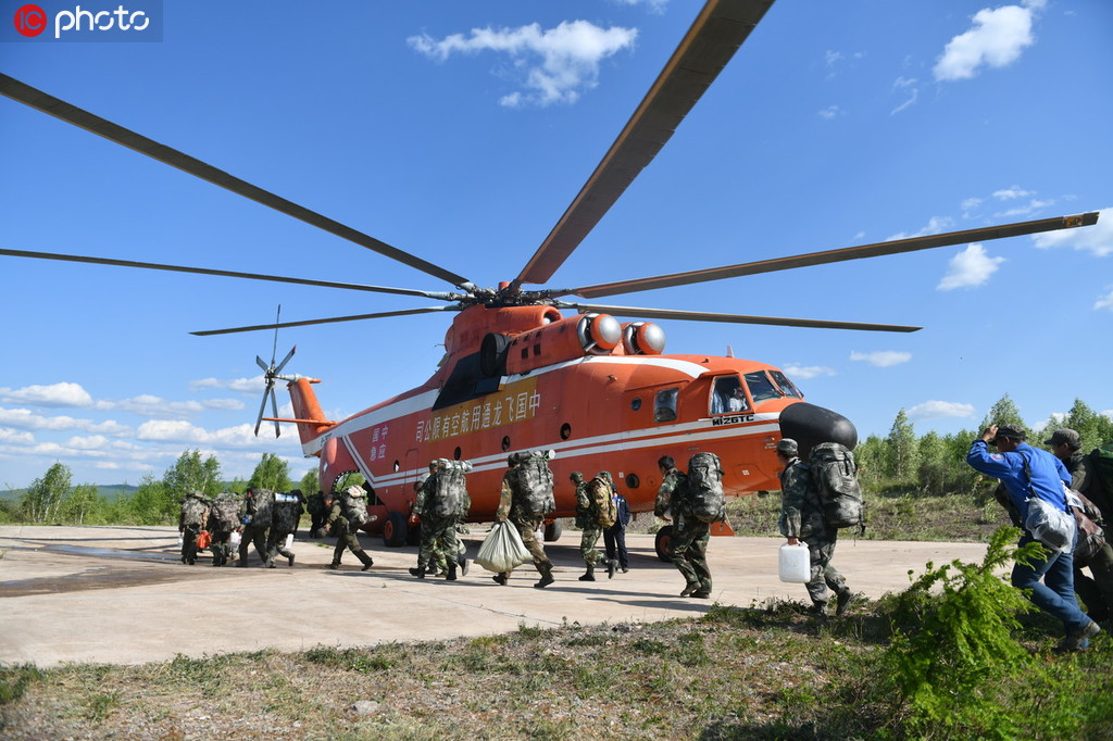 6月20日，林業扑火隊員乘坐直升機趕赴火場。
