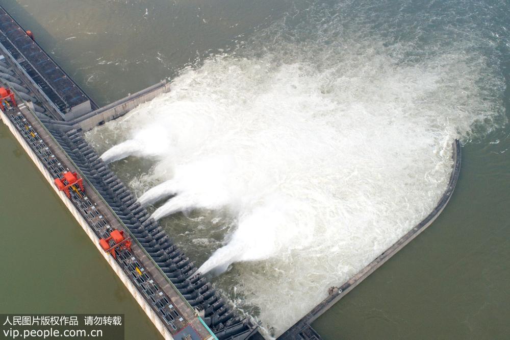 6月23日，在湖北省宜昌市秭归县，长江三峡枢纽开启四个泄洪深孔泄洪（无人机拍摄）。