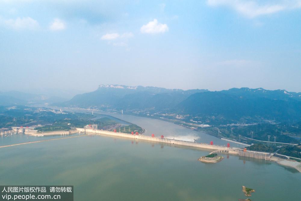 6月23日，在湖北省宜昌市秭歸縣，長江三峽樞紐開啟四個泄洪深孔泄洪（無人機拍攝）。