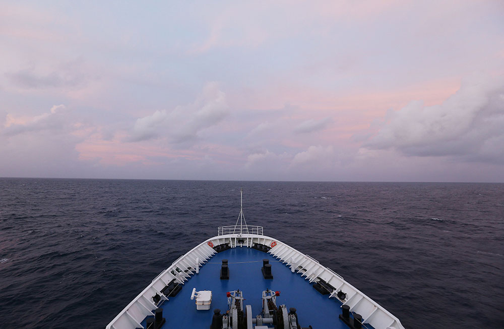 6月25日，远望3号船完成海上测控任务后踏上归程。新华社记者 刘诗平 摄