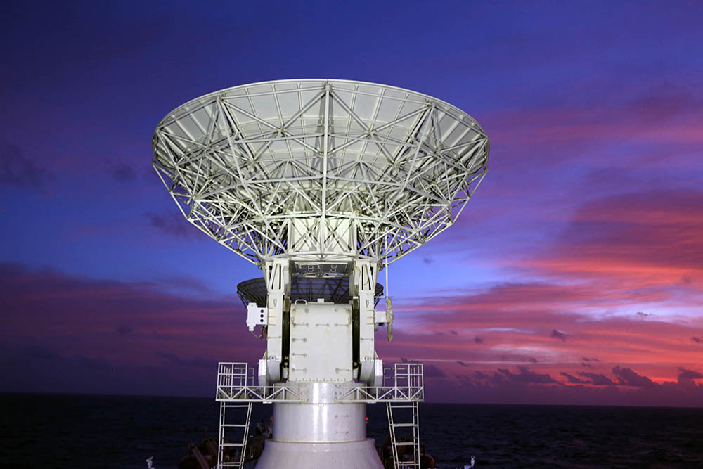 6月25日拍攝的遠望3號船海上測控的雷達天線。新華社記者 劉詩平 攝