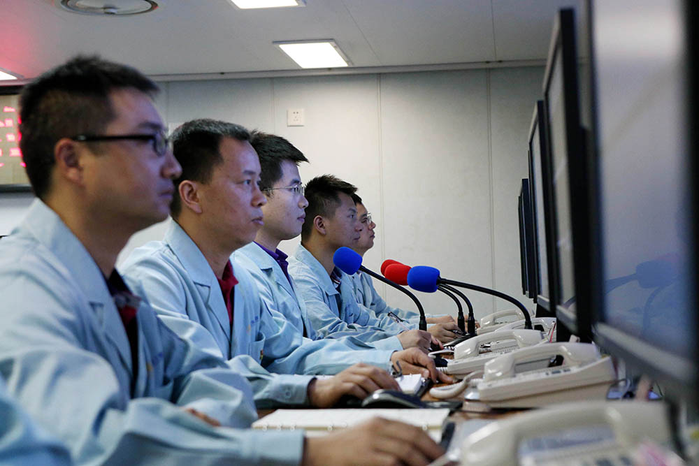 6月25日，远望3号船控制中心工作人员对第46颗北斗导航卫星进行海上测控。新华社记者 刘诗平 摄