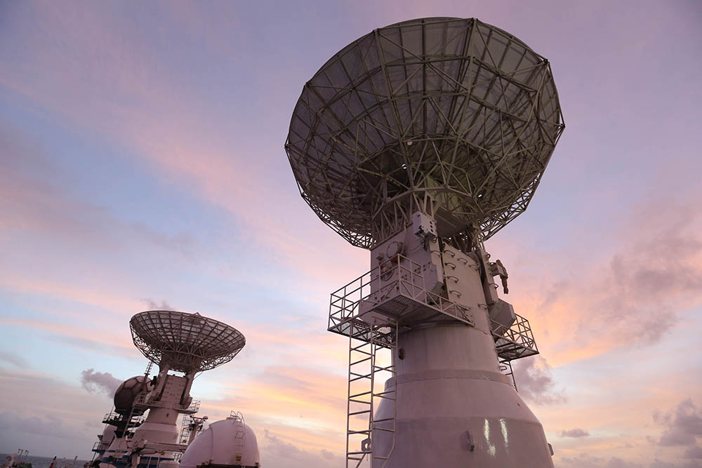  6月25日拍攝的遠望3號船海上測控的雷達天線。新華社記者 李雨澤 攝