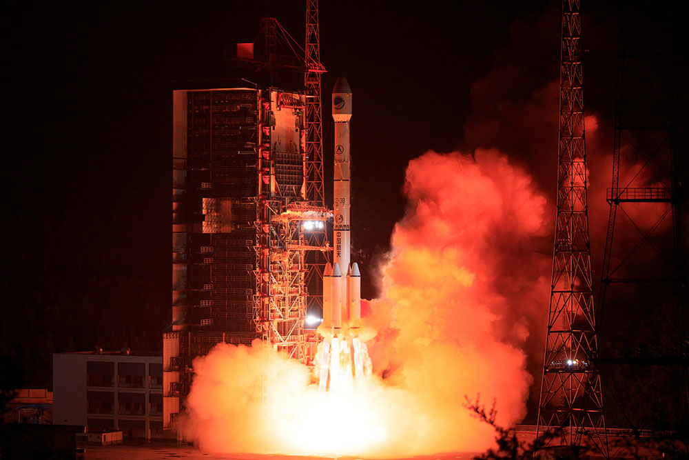 6月25日02時09分，我國在西昌衛星發射中心用長征三號乙運載火箭，成功發射第46顆北斗導航衛星。新華社發（郭文彬 攝）
