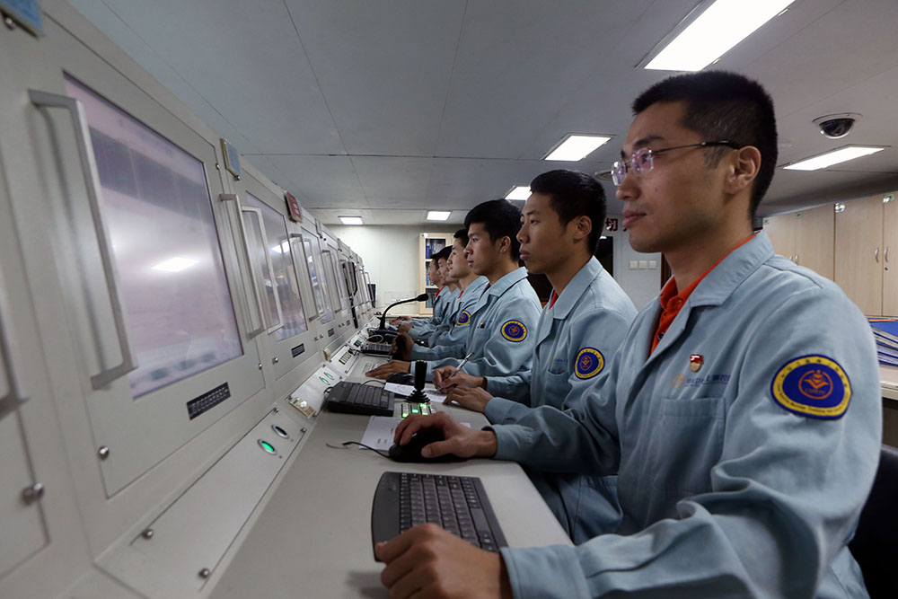 6月25日，远望3号船雷达机房工作人员对第46颗北斗导航卫星进行海上测控。新华社记者 刘诗平 摄