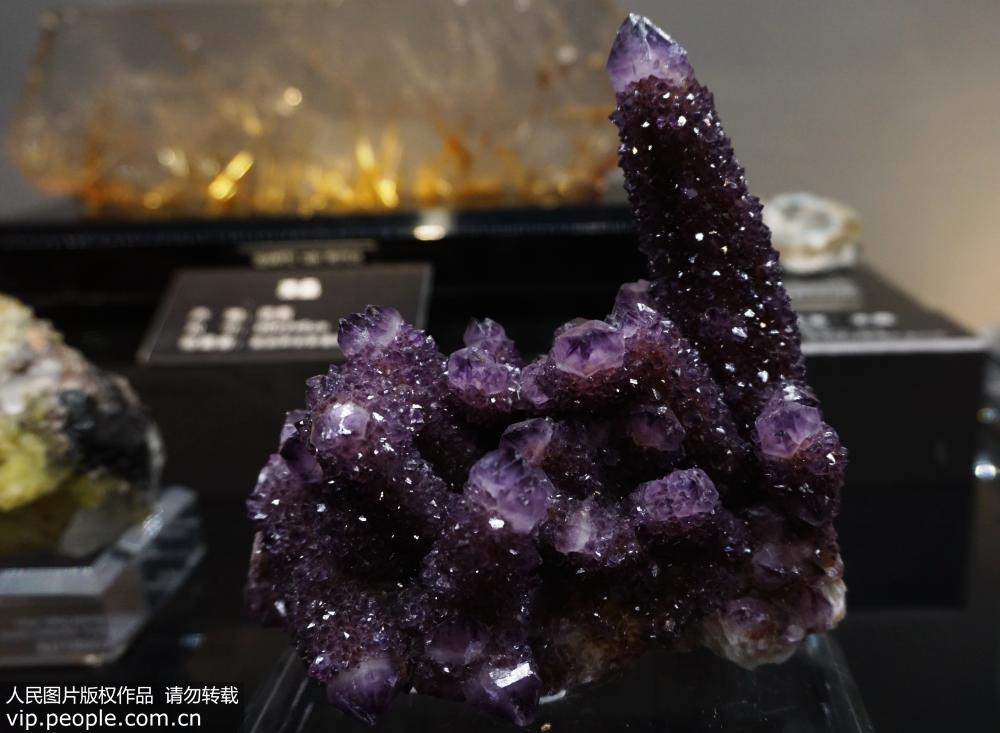6月25日，拍攝到的天然形成的紫水晶。