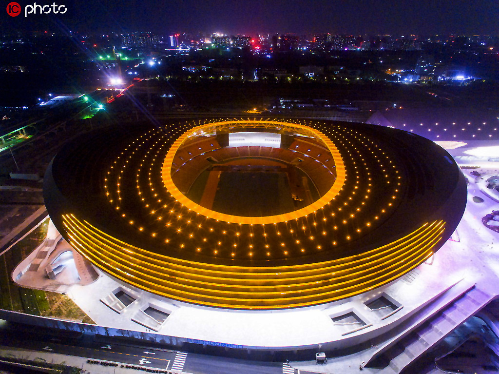 6月25日，鄭州奧體中心開始燈光調試工作。