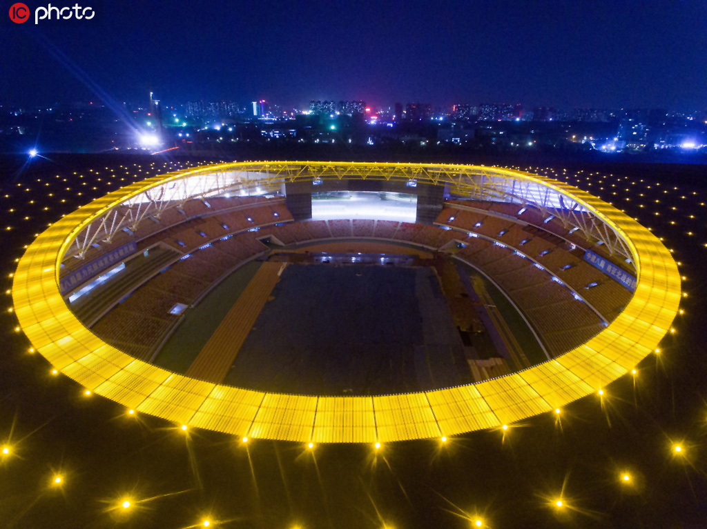 6月25日，郑州奥体中心开始灯光调试工作。