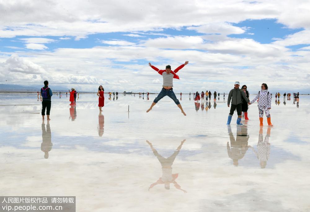 6月26日，游客在位於青海省海西蒙古族藏族自治州烏蘭縣茶卡鎮的茶卡鹽湖景區內游玩。