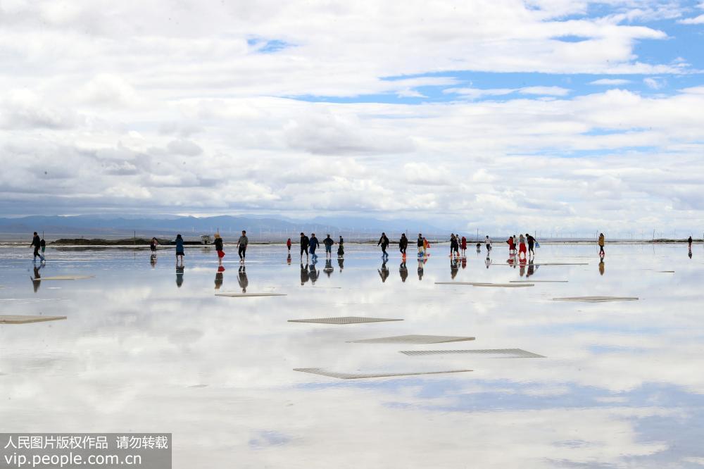 6月26日，游客在位於青海省海西蒙古族藏族自治州烏蘭縣茶卡鎮的茶卡鹽湖景區內游玩。