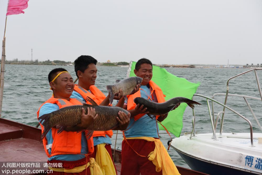 6月22日，博斯騰湖漁業大豐收，漁民樂開懷。