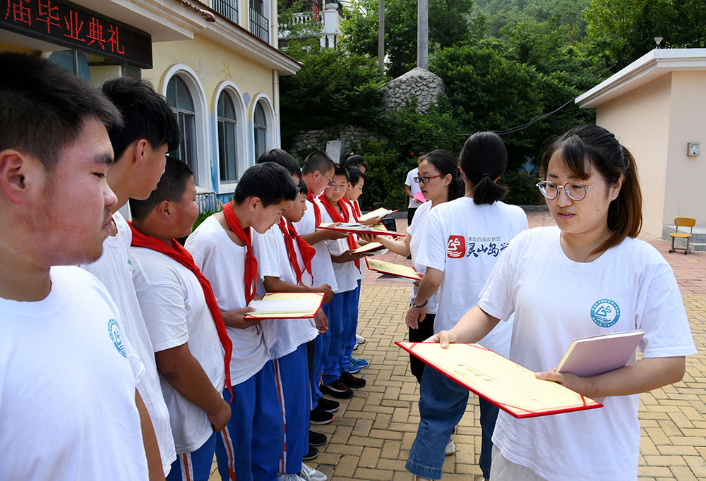 ����������3����ɽ��ѧУ��10��ѧ���ı�ҵ��