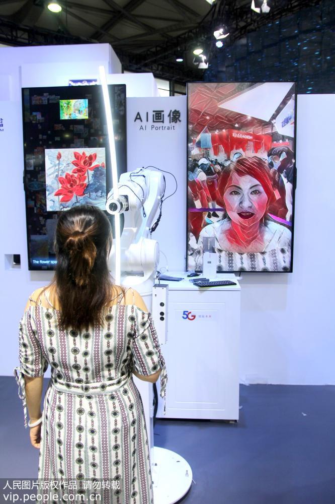 AI畫像機器人，可以模仿不同繪畫藝術風格為觀眾繪制肖像。