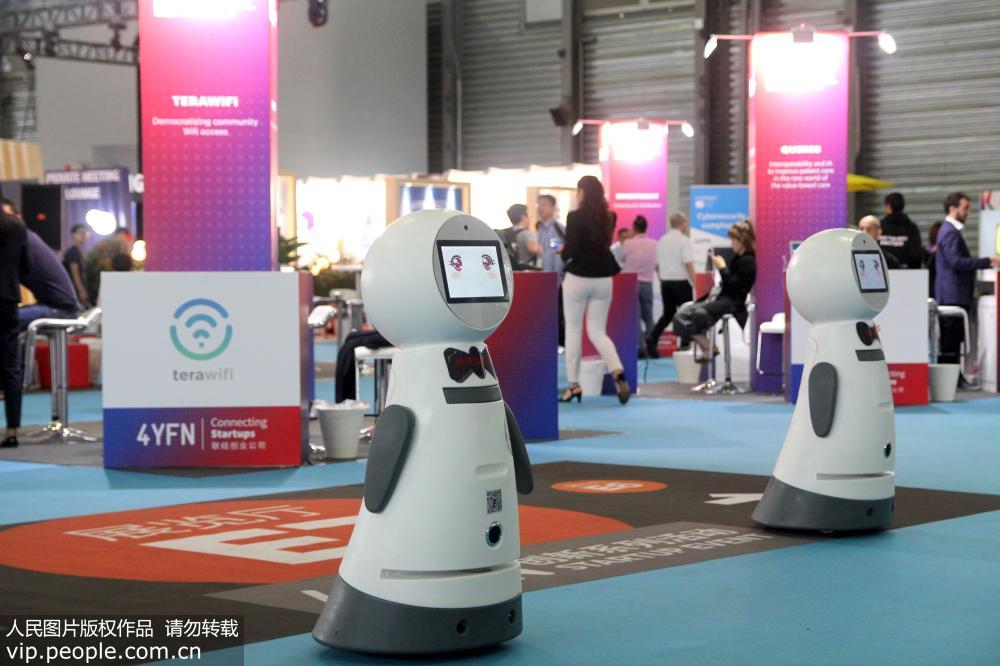 會場有不少智能AI機器人為觀眾提供咨詢服務。