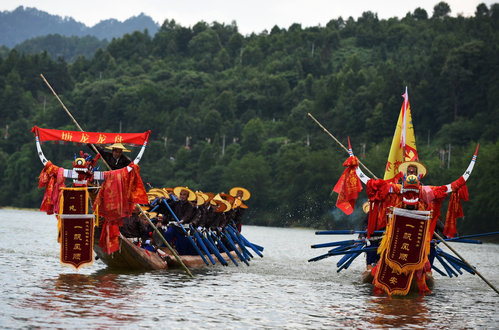 6月27日，苗族群眾在貴州省台江縣施洞鎮清水江上賽獨木龍舟。
