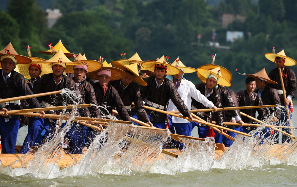 6月27日，苗族群眾在貴州省台江縣施洞鎮清水江上賽獨木龍舟。
