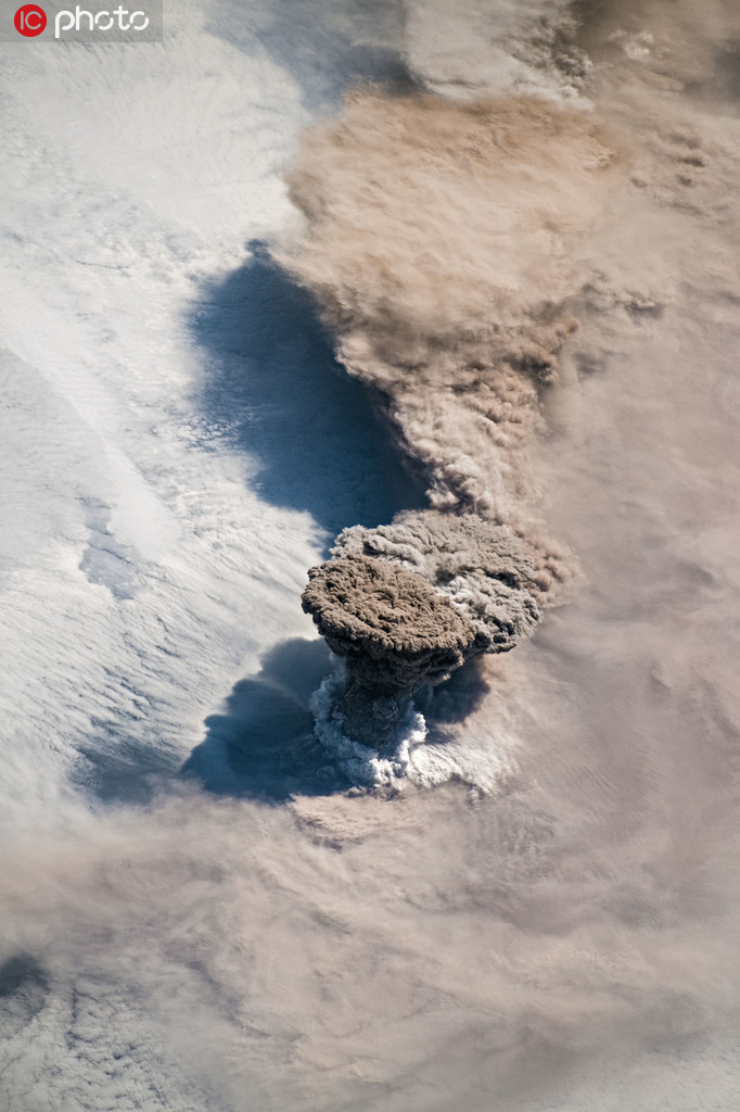 国际空间站视角观看火山喷发壮观景象【3】