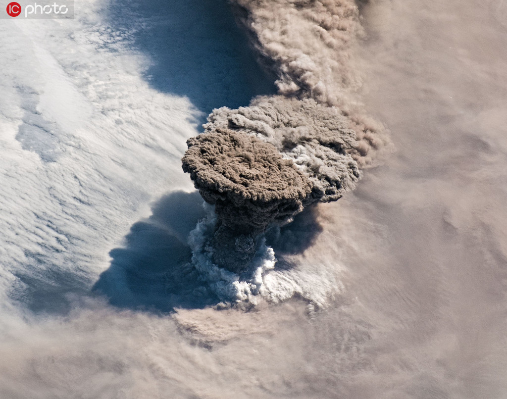国际空间站视角观看火山喷发壮观景象【2】