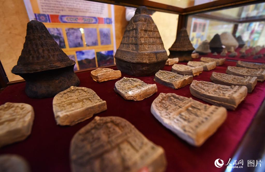 嘉絨吉崗擦擦博物館內展示的本地出土的本教擦擦。（人民網 馮粒 攝）