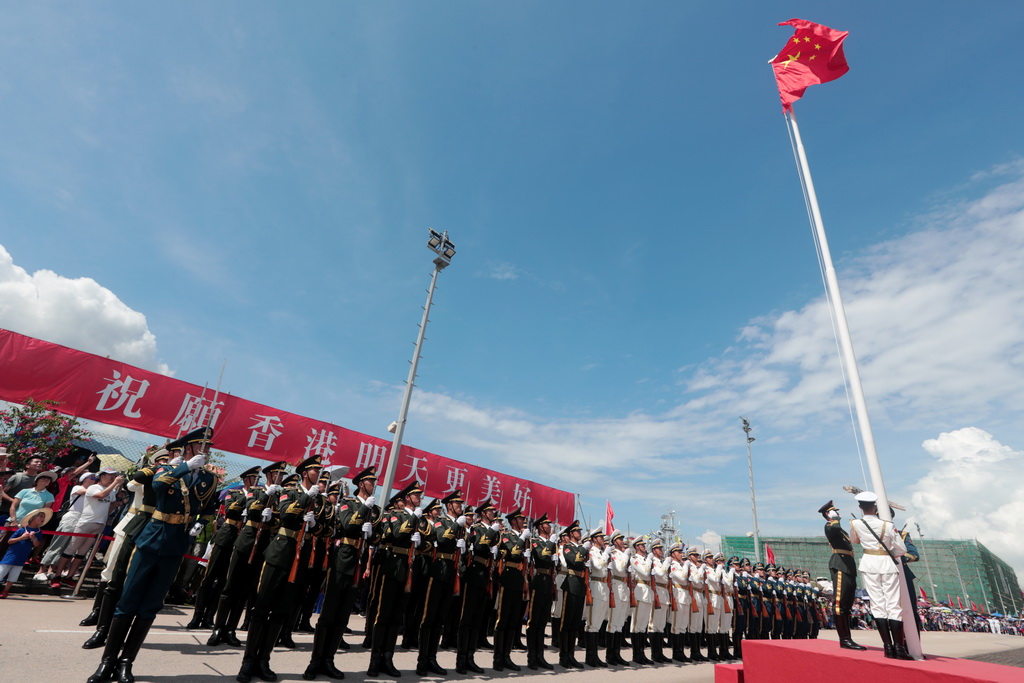  6月30日，解放軍駐港部隊昂船洲軍營舉行升國旗儀式。新華社發（原俊敏 攝）