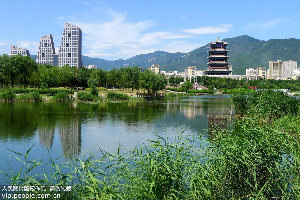 北京：永定河門城湖段藍綠交織水清岸綠