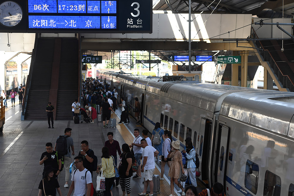 7月1日，到站旅客正在有序下車出站。北京站預計發送旅客770萬人（日均12.42萬人），同比去年上升0.7%。（人民網記者 翁奇羽 攝） (2)