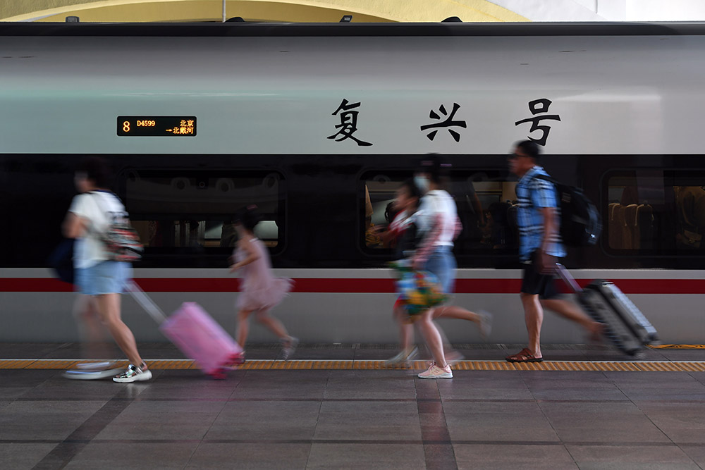 7月1日，旅客准備上車，“復興號”首次亮相北京站。（人民網記者 翁奇羽 攝）