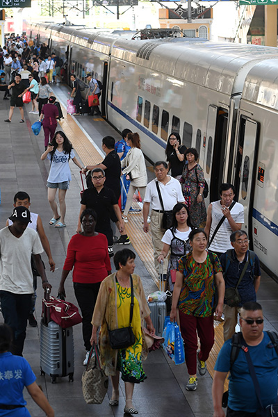 7月1日，到站旅客正在有序下車出站。北京站預計發送旅客770萬人（日均12.42萬人），同比去年上升0.7%。（人民網記者 翁奇羽 攝）