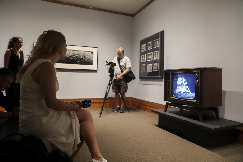 7月1日，在美国纽约大都会博物馆，参观者观看阿波罗11号登月视频。新华社记者 王迎 摄