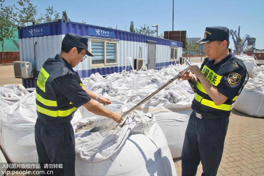 7月2日，海關關員對即將退運出境的固體廢物取樣留証。