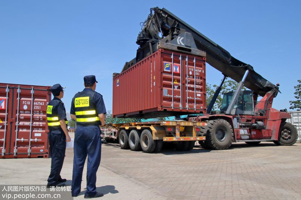 7月2日，海關關員在固體廢物退運現場實施監管。