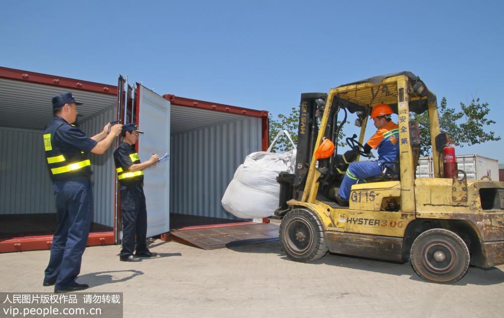 7月2日，海關關員對固體廢物退運進行現場監管和留証。