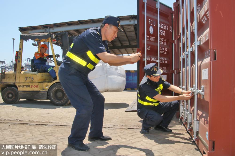 7月2日，海關關員對裝載固體廢物的集裝箱施加關封。