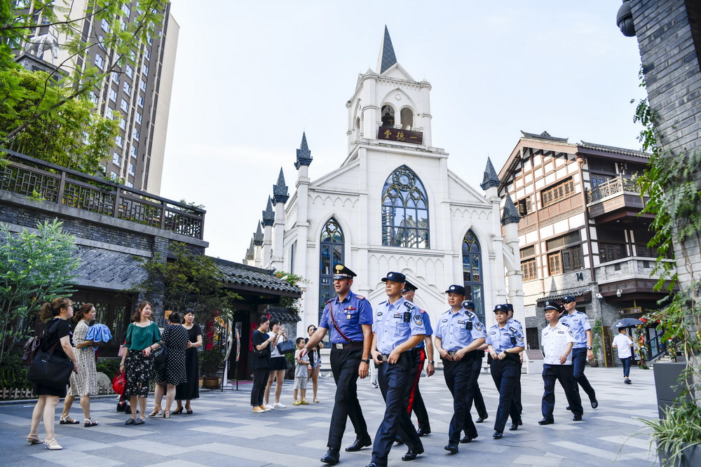 7月2日，中意聯合巡邏小組的警員在重慶市南岸區彈子石老街巡邏。