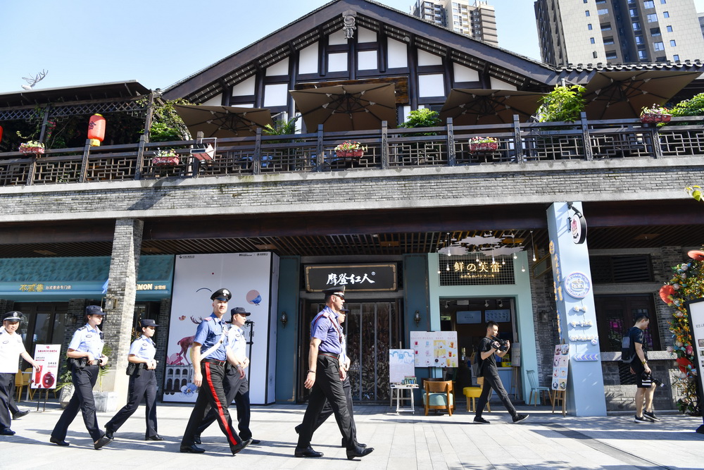 7月2日，中意聯合巡邏小組的警員在重慶市南岸區彈子石老街巡邏。