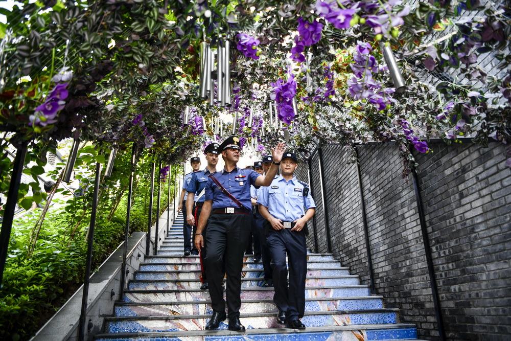 7月2日，中意聯合巡邏小組的警員在重慶市南岸區彈子石老街巡邏。
