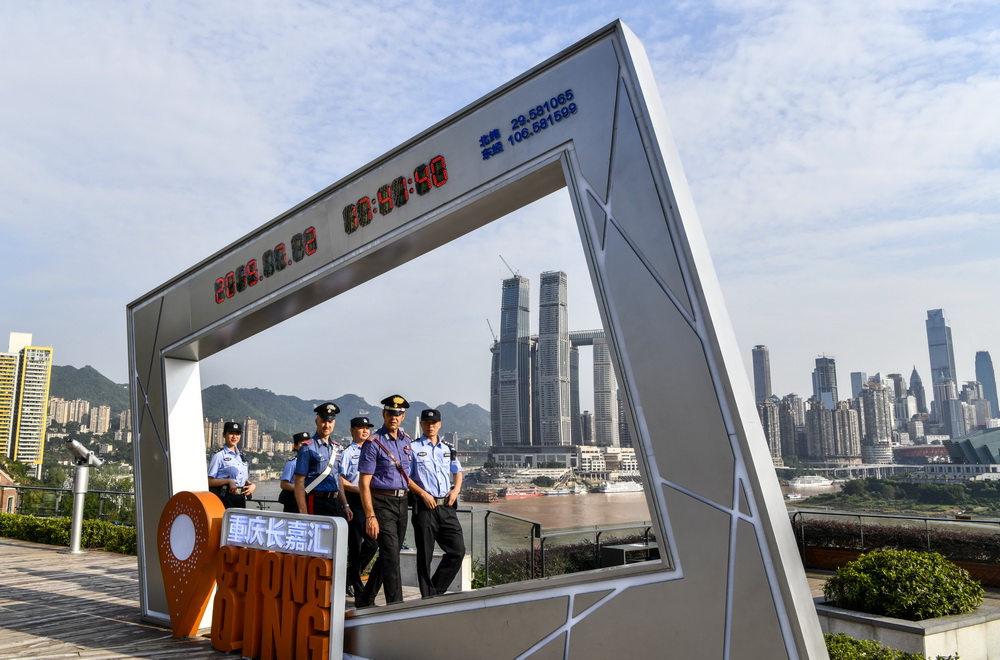 7月2日，中意聯合巡邏小組的警員在重慶市南岸區南濱路的觀景平台巡邏。