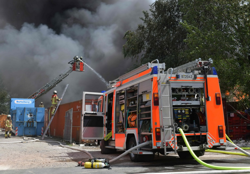 7月4日，在德國柏林，消防人員在火災現場滅火。新華社/法新