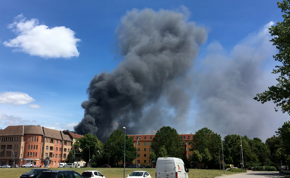這是7月4日在德國柏林拍攝的火災引起的濃煙。新華社/路透