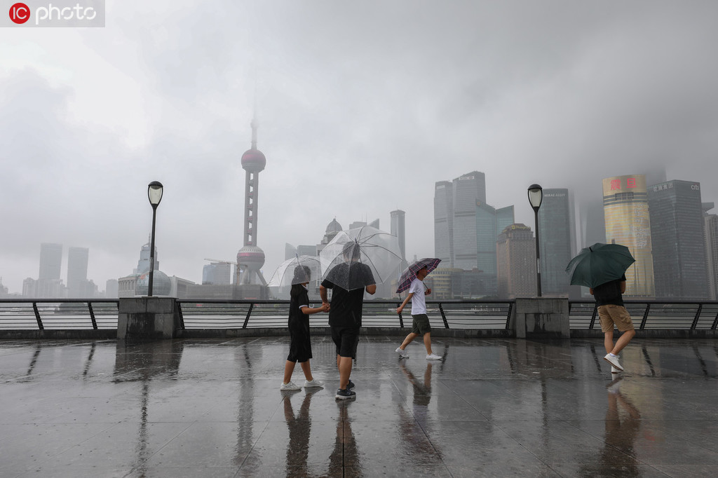 上海梅雨天氣再度發威 外灘暴雨如注游客興致不減【4】