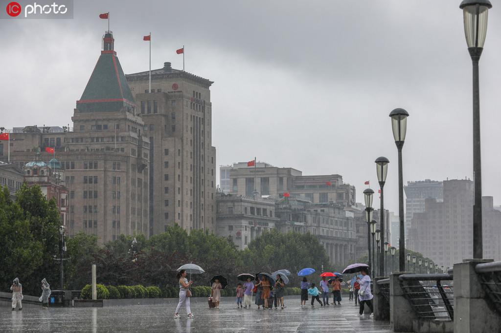 上海梅雨天氣再度發威 外灘暴雨如注游客興致不減【5】