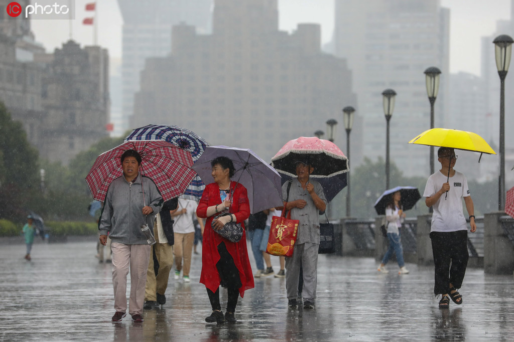 上海梅雨天氣再度發威 外灘暴雨如注游客興致不減【2】