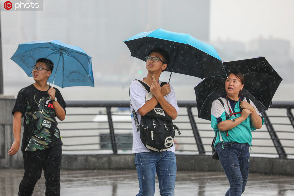 上海梅雨天氣再度發威 外灘暴雨如注游客興致不減