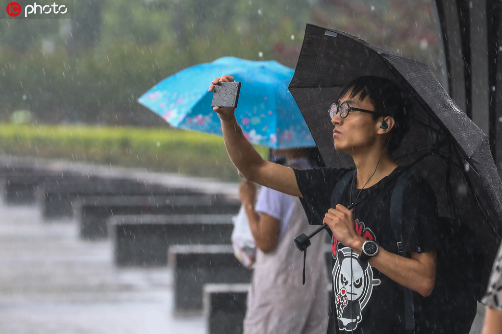 上海梅雨天氣再度發威 外灘暴雨如注游客興致不減【3】