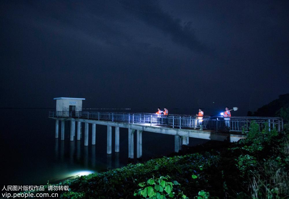江西鄱陽湖：夜巡大壩