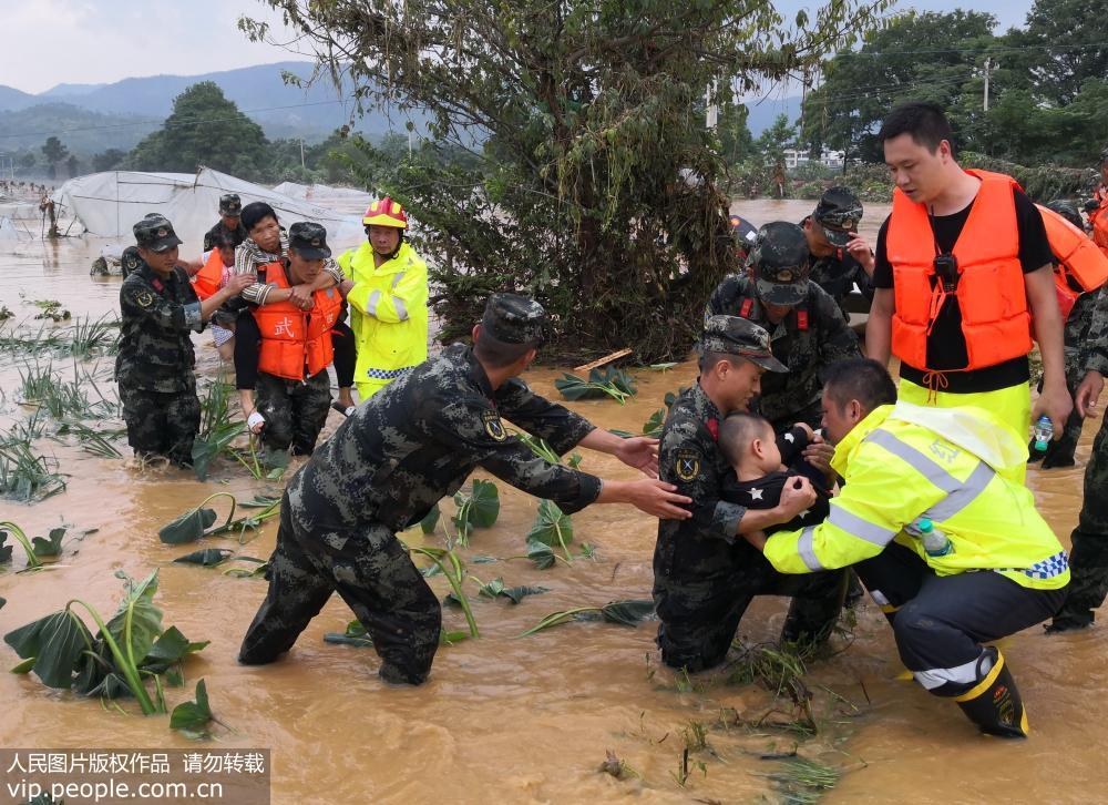 江西贛州多地突發洪水內澇 武警官兵轉移被困群眾