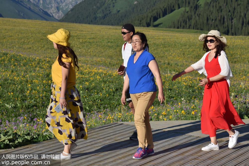 2019年7月13日，游客在新疆和靜縣鞏乃斯鎮游玩。