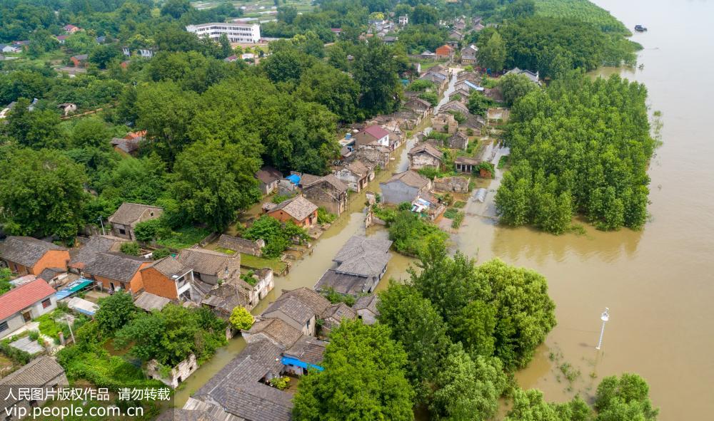 7月16日，無人機拍攝的安徽省銅陵市郊區境內的千年古鎮大通，和悅老街、瀾溪老街低窪區域被淹。