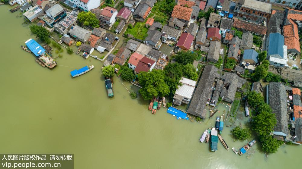 7月16日，无人机拍摄的安徽省铜陵市郊区境内的千年古镇大通，和悦老街、澜溪老街低洼区域被淹。