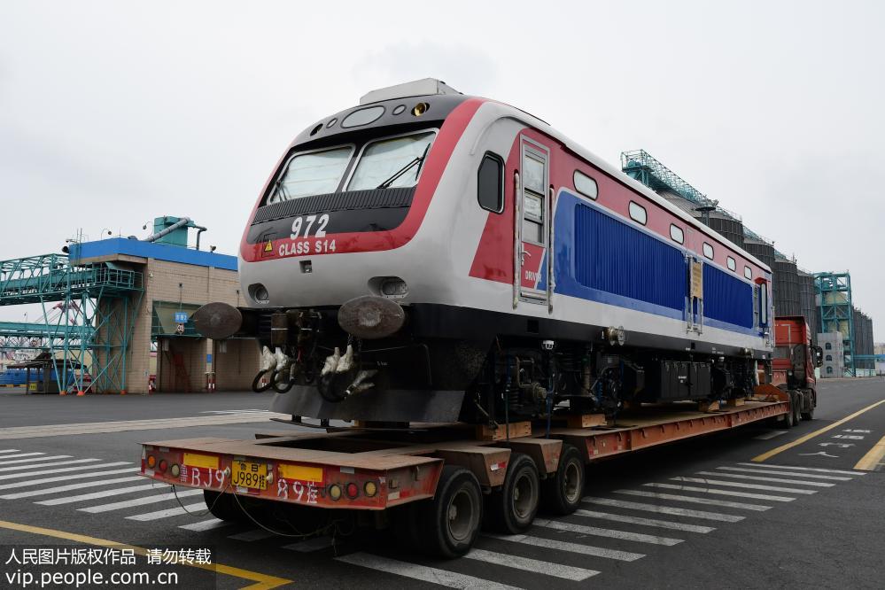 :7月17日，由中車四方股份有限公司生產的9列新型內燃動車組從青島發往斯裡蘭卡。